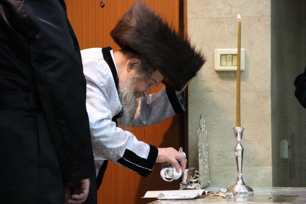קודש הם: גדולי ישראל בהדלקת נרות חנוכה