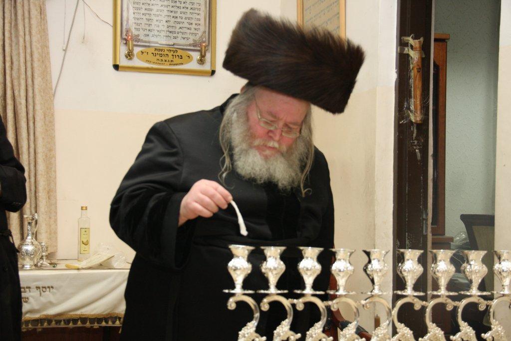 קודש הם: גדולי ישראל בהדלקת נרות חנוכה