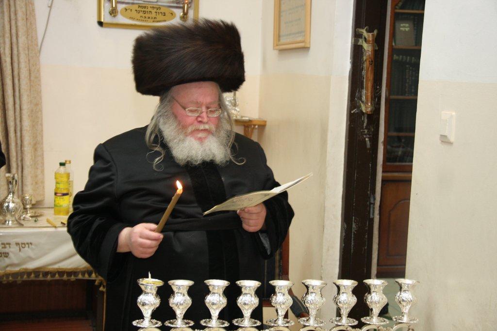 קודש הם: גדולי ישראל בהדלקת נרות חנוכה