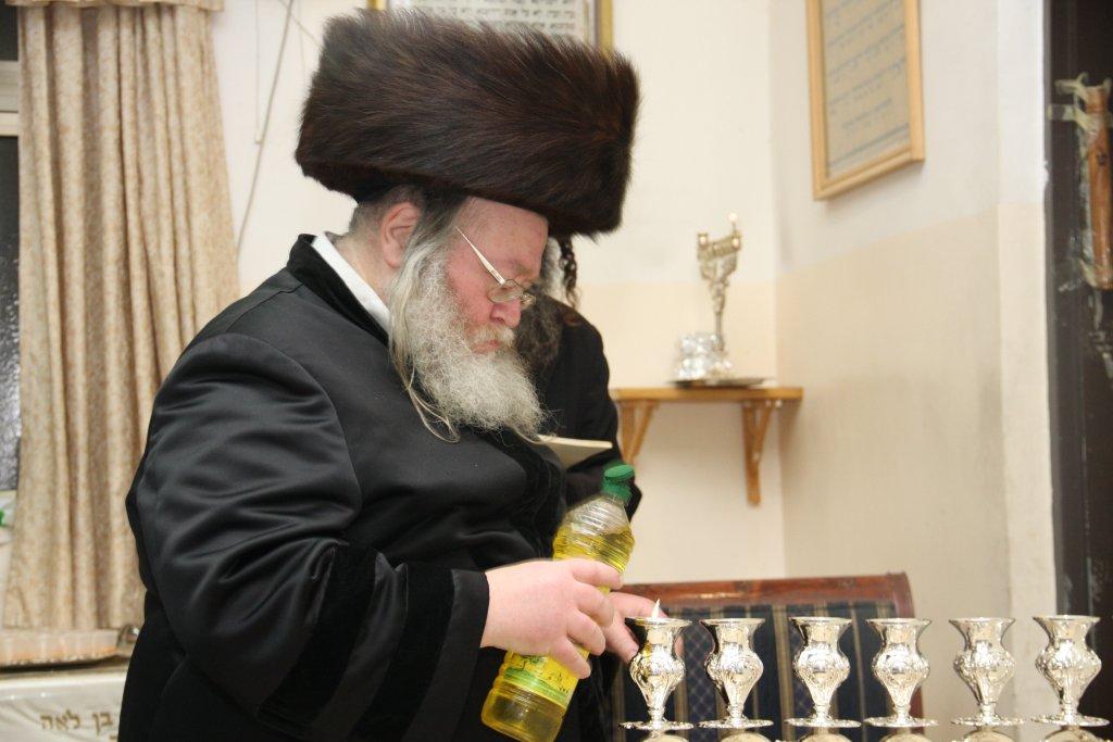 קודש הם: גדולי ישראל בהדלקת נרות חנוכה
