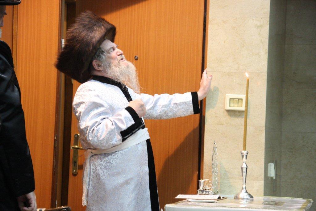 קודש הם: גדולי ישראל בהדלקת נרות חנוכה
