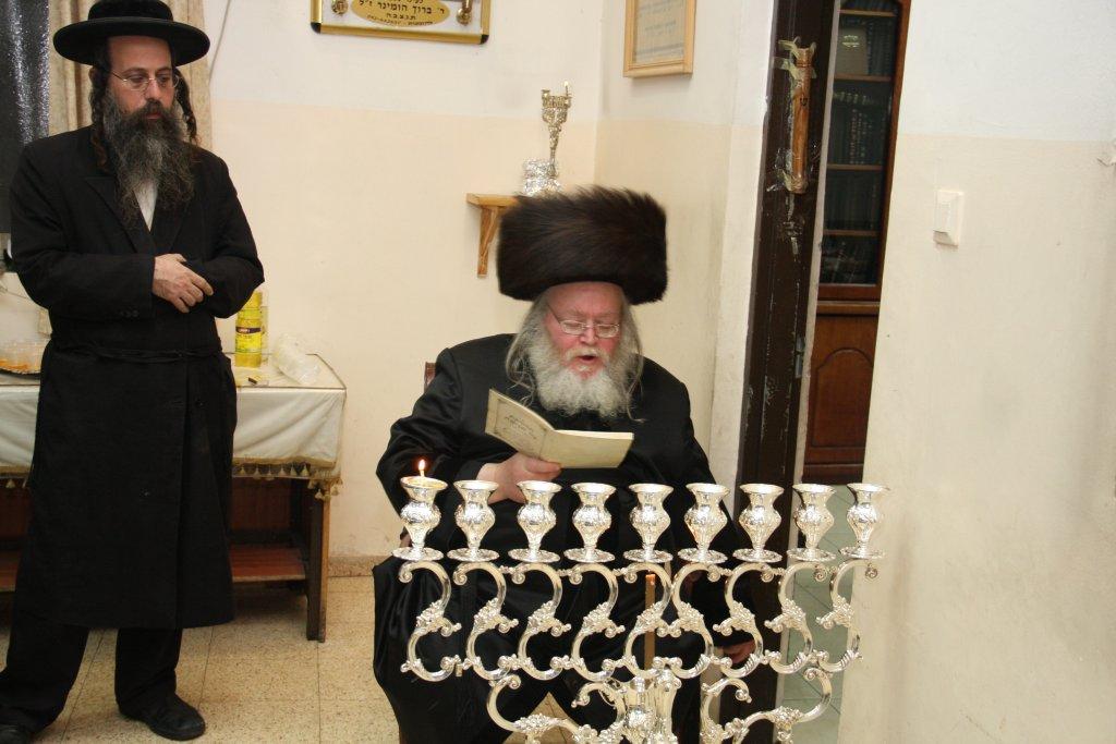 קודש הם: גדולי ישראל בהדלקת נרות חנוכה