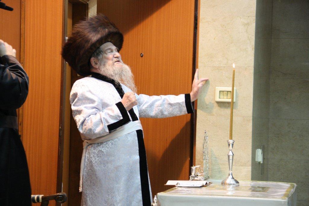 קודש הם: גדולי ישראל בהדלקת נרות חנוכה