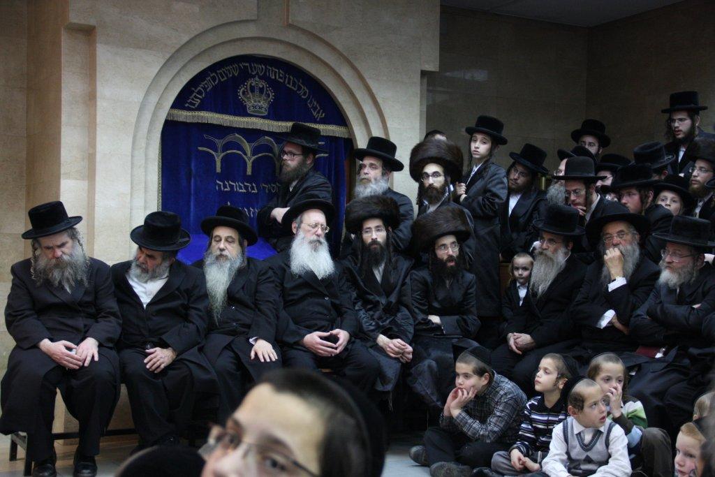 קודש הם: גדולי ישראל בהדלקת נרות חנוכה