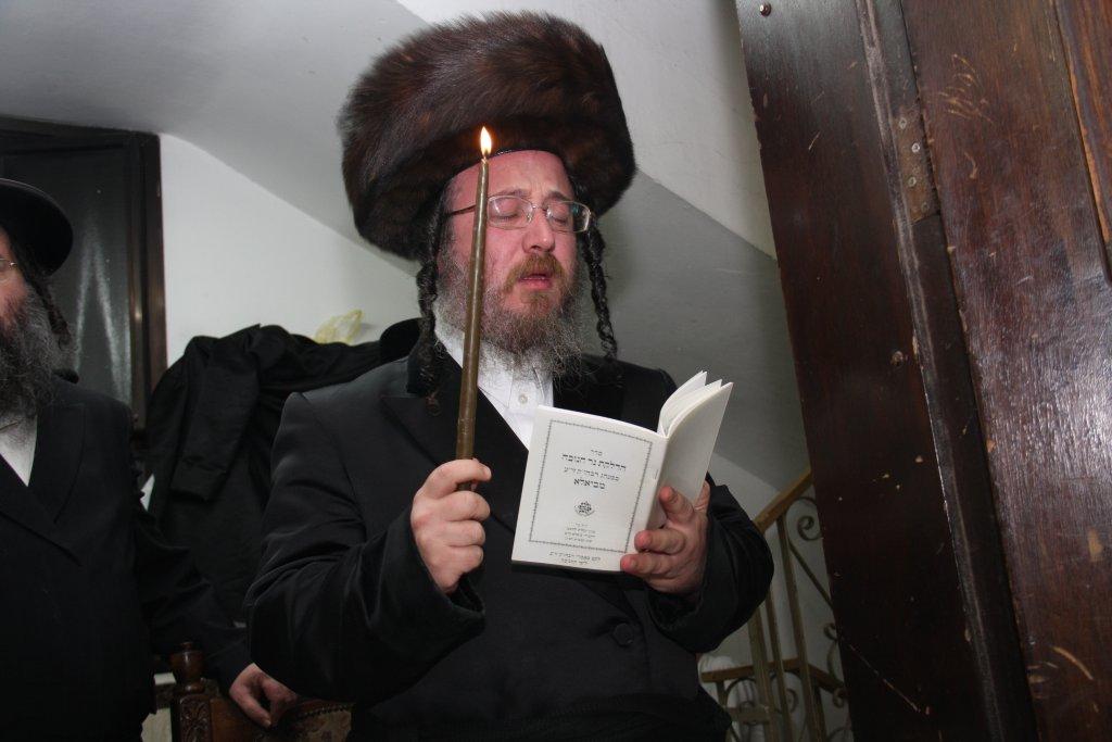 קודש הם: גדולי ישראל בהדלקת נרות חנוכה