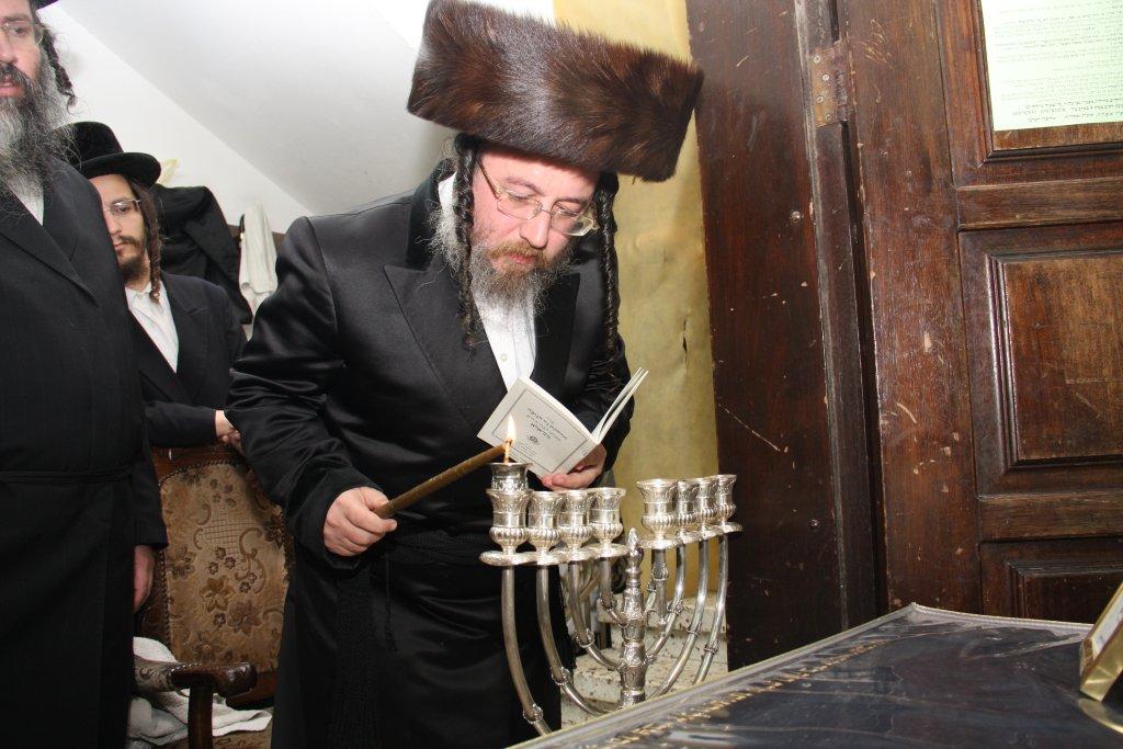 קודש הם: גדולי ישראל בהדלקת נרות חנוכה