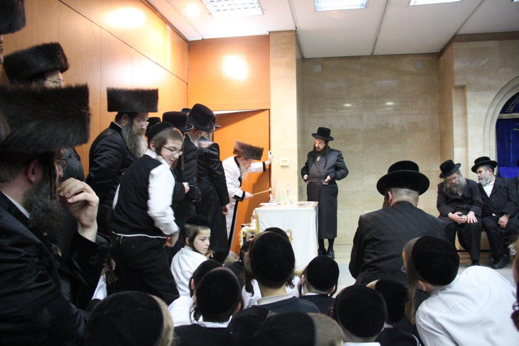קודש הם: גדולי ישראל בהדלקת נרות חנוכה