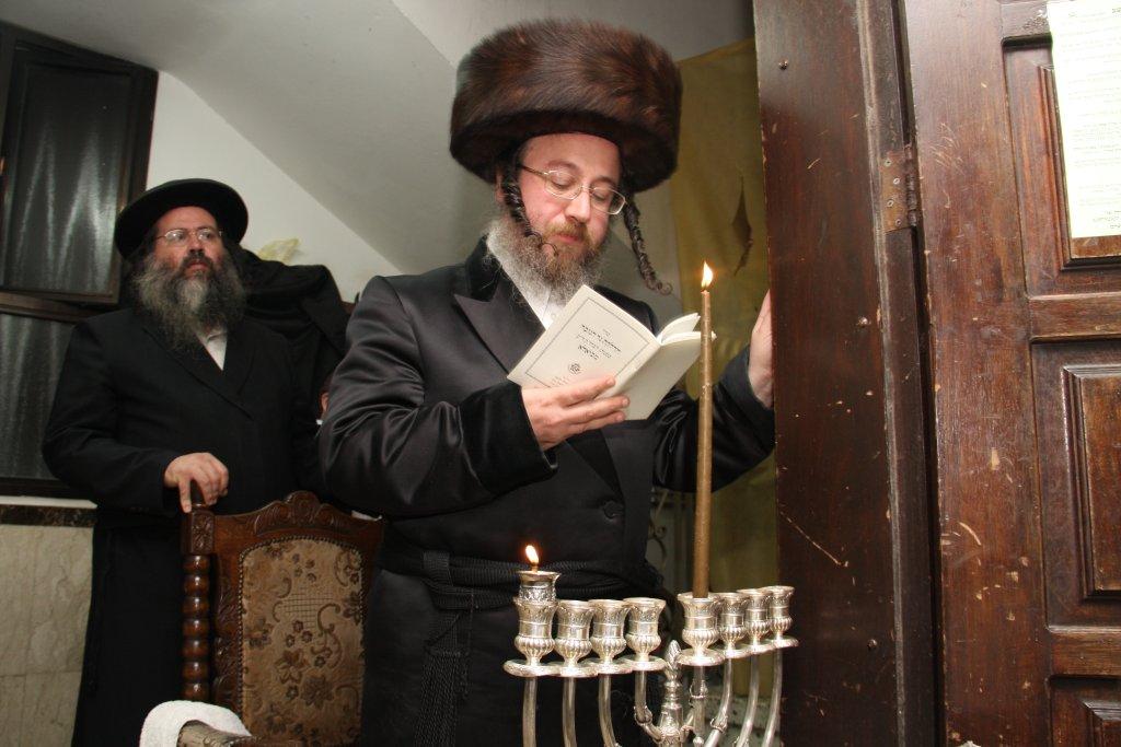 קודש הם: גדולי ישראל בהדלקת נרות חנוכה