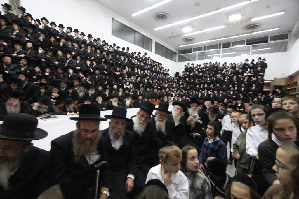 קודש הם: גדולי ישראל בהדלקת נרות חנוכה