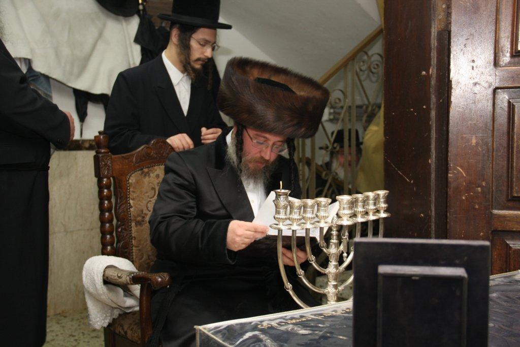קודש הם: גדולי ישראל בהדלקת נרות חנוכה
