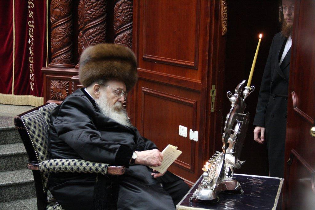 "וְהִדְלִיקוּ נֵרוֹת בְּחַצְרוֹת קָדְשֶׁךָ": תיעוד מרהיב מחצרות החסידים