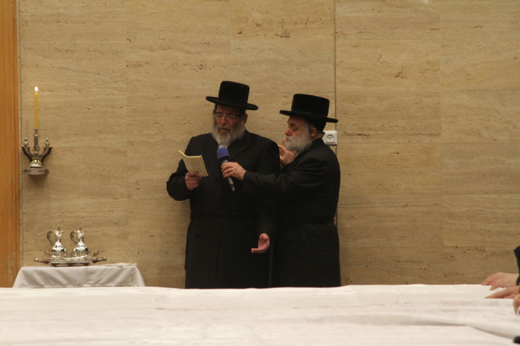 תיעוד מרהיב: נרות חנוכה בבעלזא