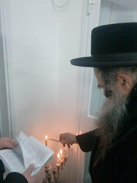 צפו בגלריה: אדמו"רים מדליקים נר חנוכה