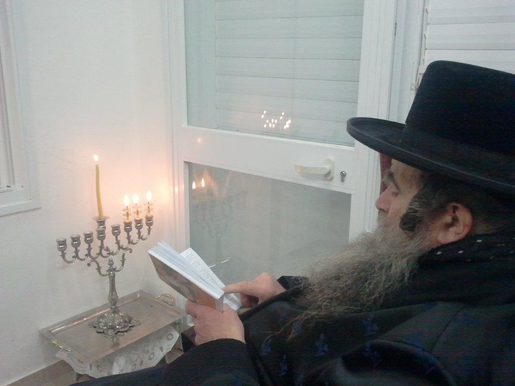צפו בגלריה: אדמו"רים מדליקים נר חנוכה