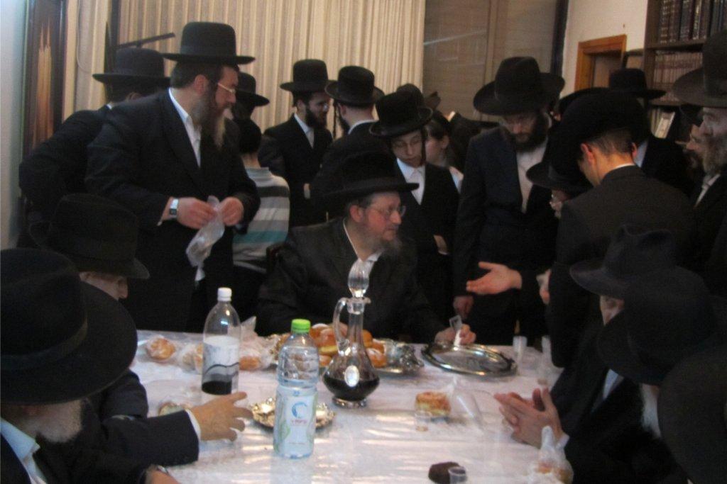 צפו בגלריה: אדמו"רים מדליקים נר חנוכה