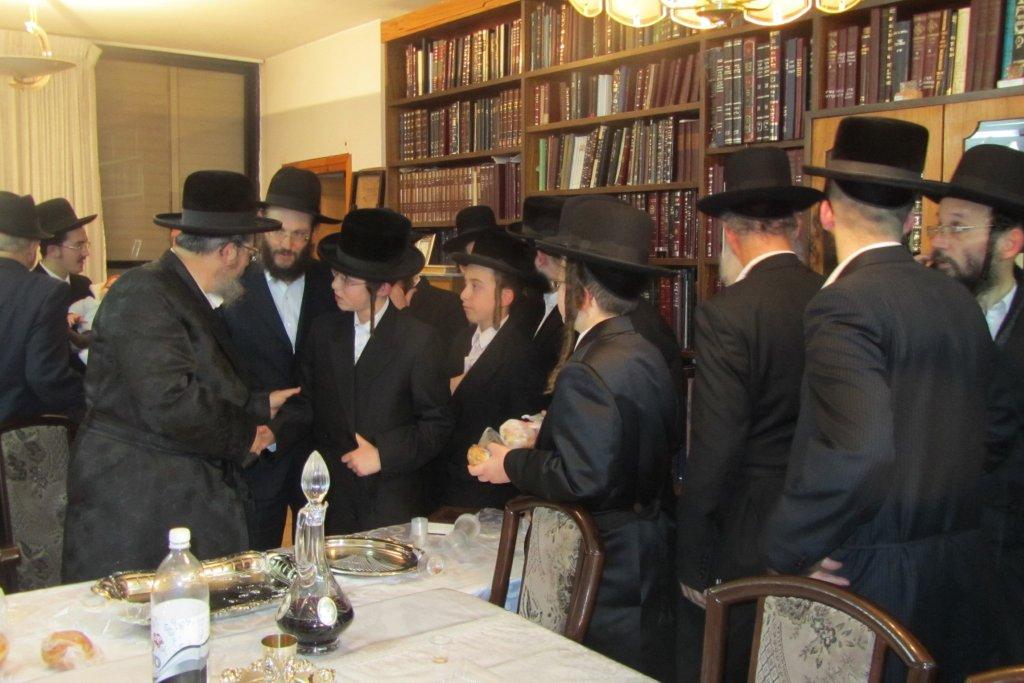 צפו בגלריה: אדמו"רים מדליקים נר חנוכה