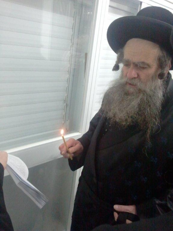 צפו בגלריה: אדמו"רים מדליקים נר חנוכה