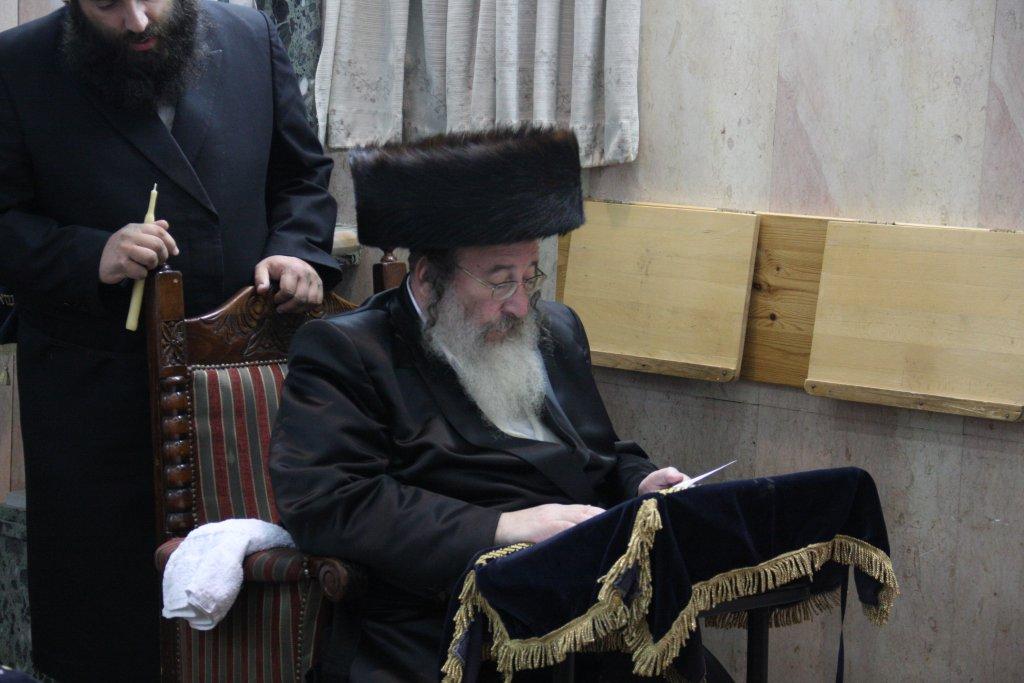 צפו בגלריה: אדמו"רים מדליקים נר חנוכה