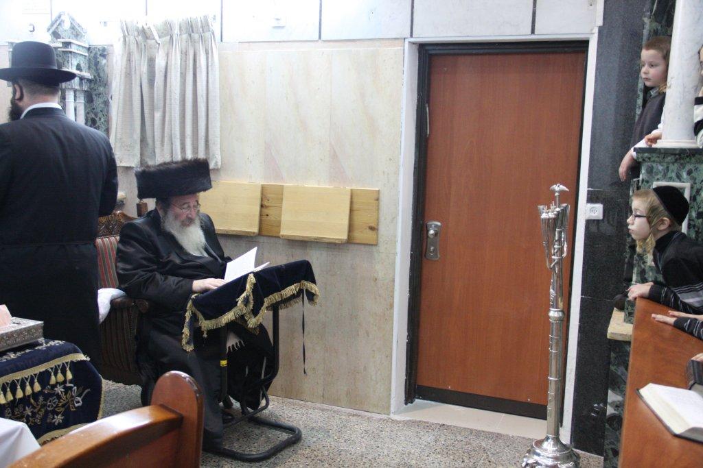 צפו בגלריה: אדמו"רים מדליקים נר חנוכה