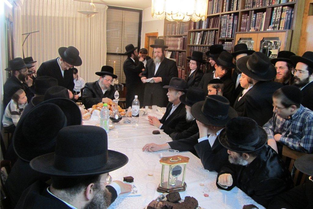 צפו בגלריה: אדמו"רים מדליקים נר חנוכה