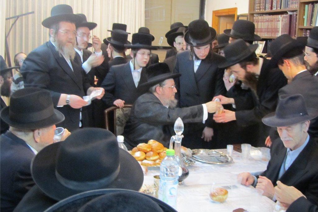 צפו בגלריה: אדמו"רים מדליקים נר חנוכה