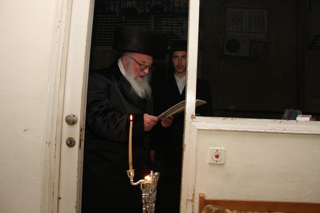 צפו בגלריה: אדמו"רים מדליקים נר חנוכה