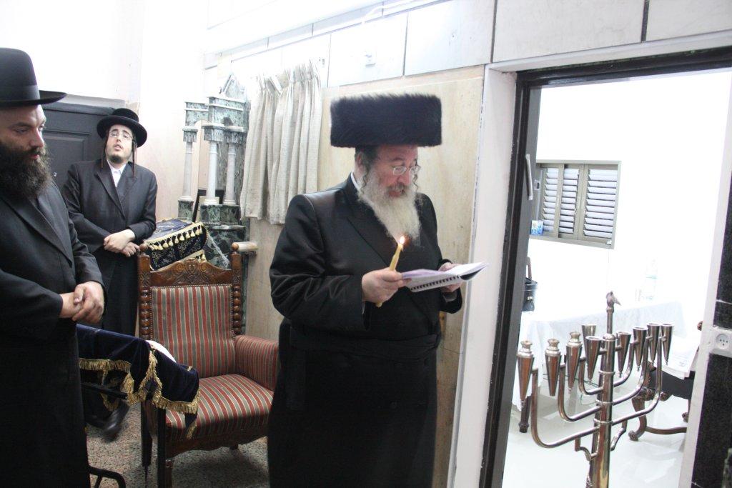 צפו בגלריה: אדמו"רים מדליקים נר חנוכה