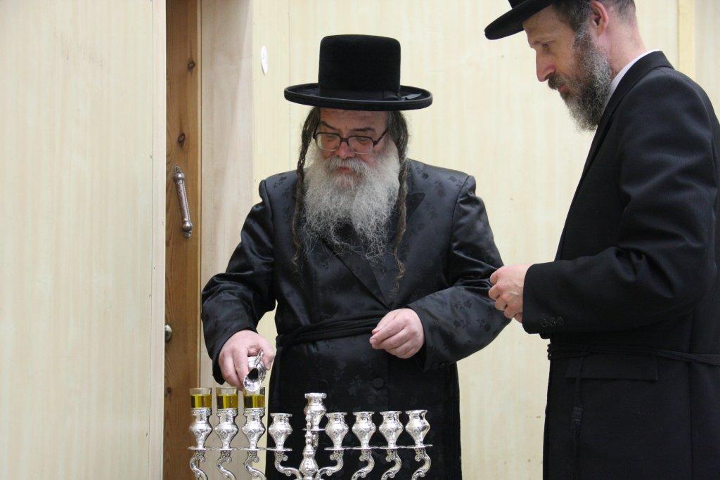 צפו בגלריה: אדמו"רים מדליקים נר חנוכה