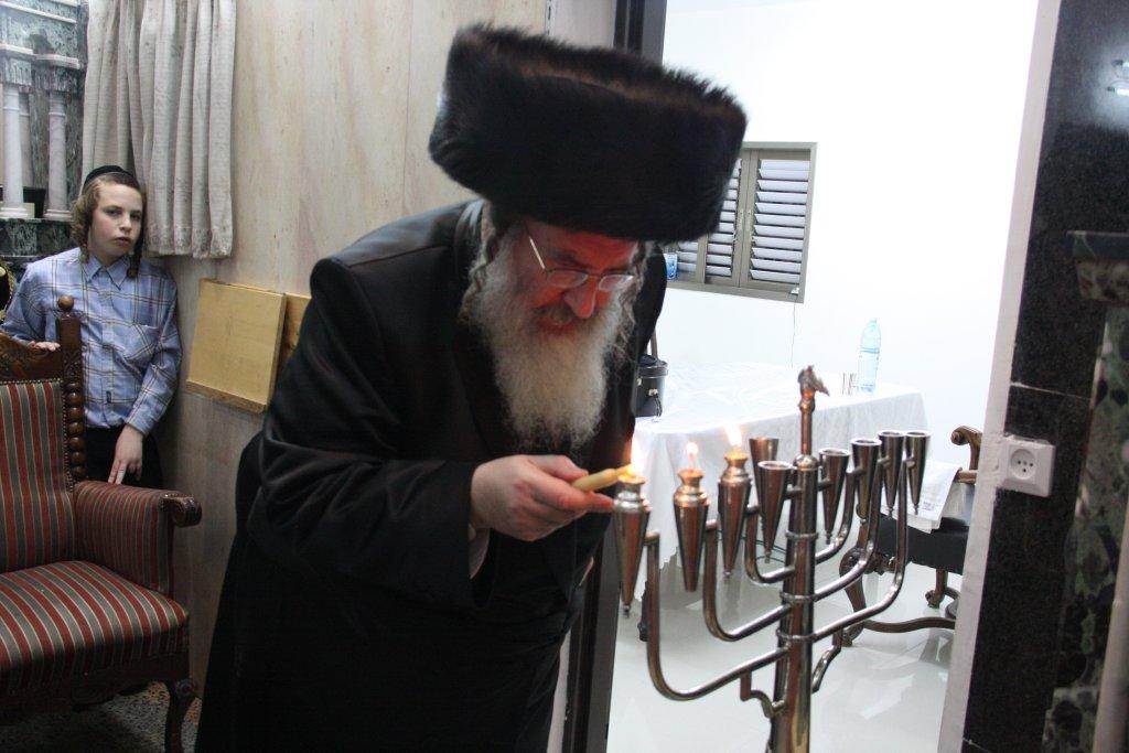 צפו בגלריה: אדמו"רים מדליקים נר חנוכה