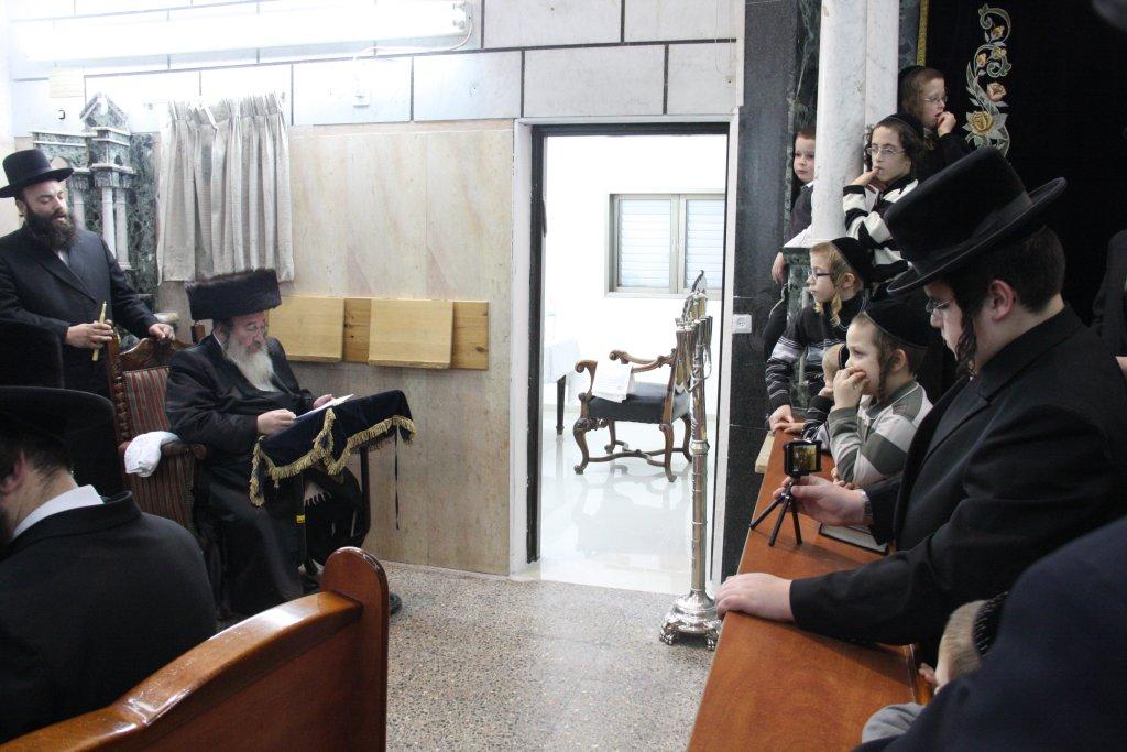 צפו בגלריה: אדמו"רים מדליקים נר חנוכה