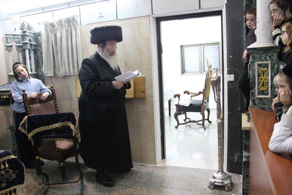 צפו בגלריה: אדמו"רים מדליקים נר חנוכה