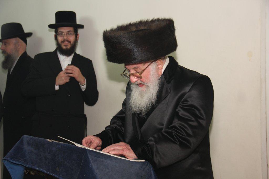 צפו בגלריה: אדמו"רים מדליקים נר חנוכה