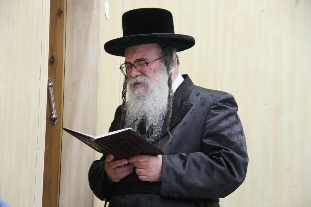 צפו בגלריה: אדמו"רים מדליקים נר חנוכה