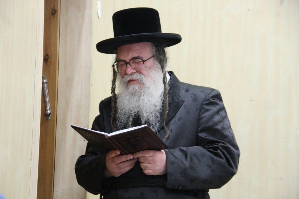 צפו בגלריה: אדמו"רים מדליקים נר חנוכה