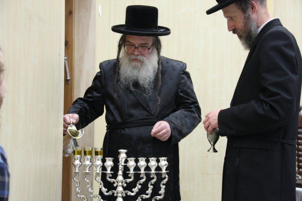 צפו בגלריה: אדמו"רים מדליקים נר חנוכה