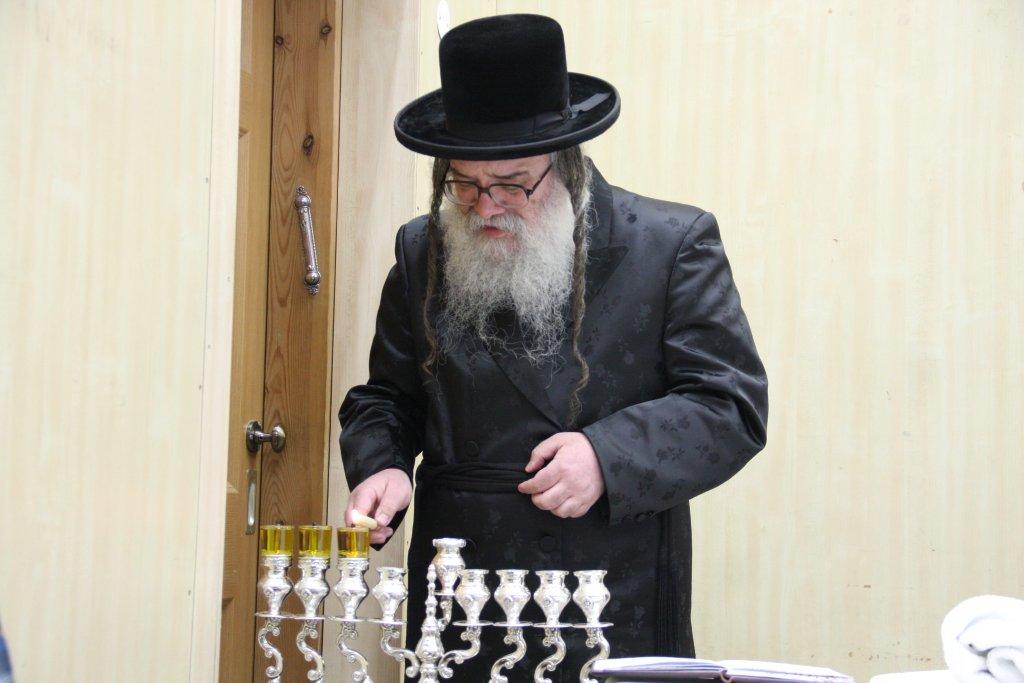 צפו בגלריה: אדמו"רים מדליקים נר חנוכה