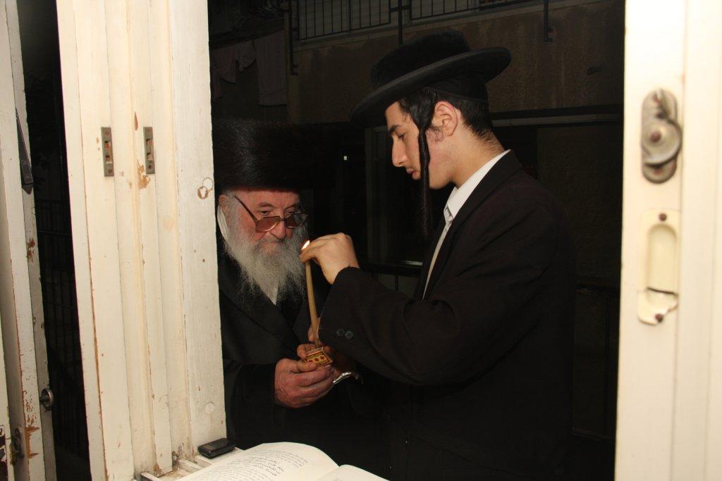 צפו בגלריה: אדמו"רים מדליקים נר חנוכה