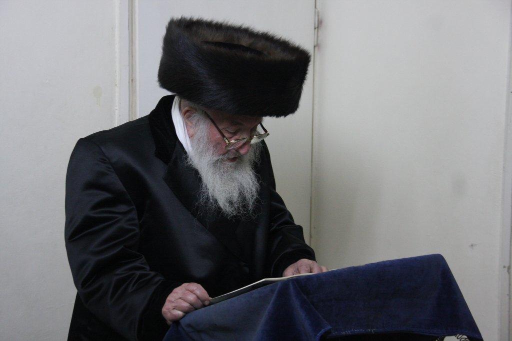 צפו בגלריה: אדמו"רים מדליקים נר חנוכה