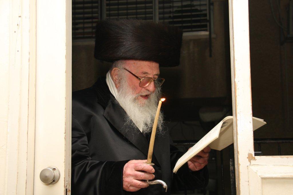 צפו בגלריה: אדמו"רים מדליקים נר חנוכה