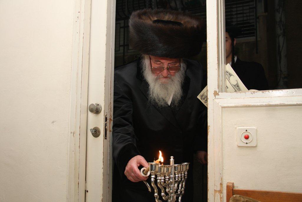 צפו בגלריה: אדמו"רים מדליקים נר חנוכה