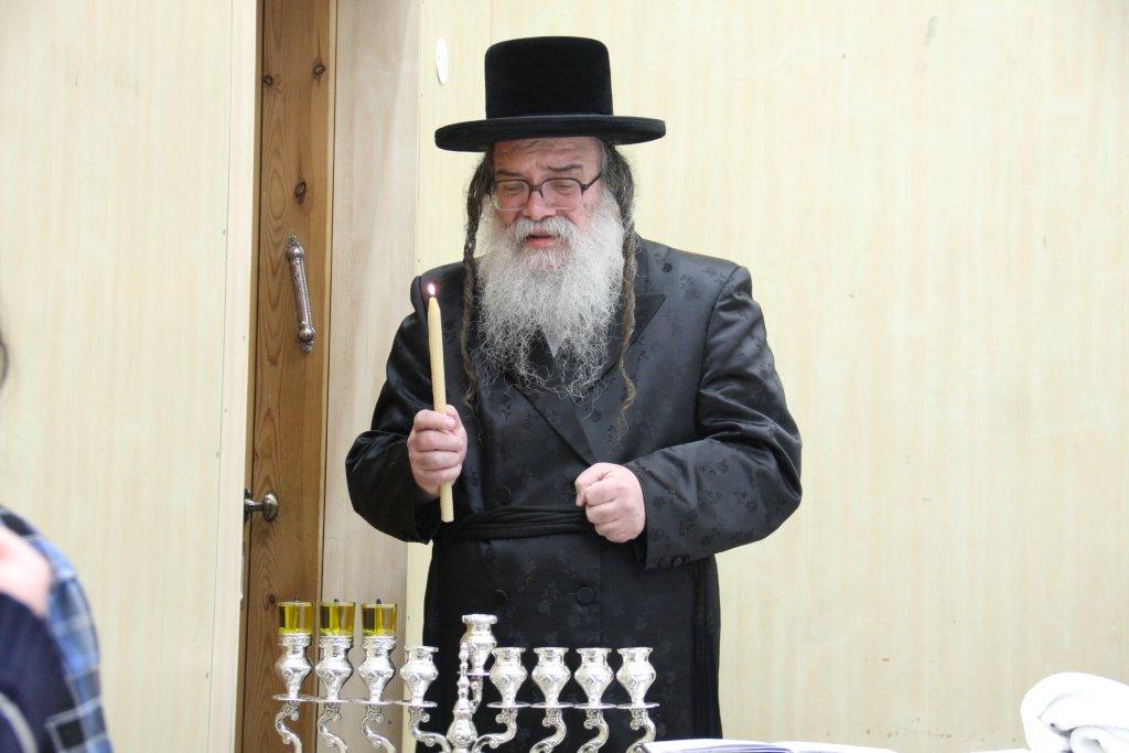 צפו בגלריה: אדמו"רים מדליקים נר חנוכה