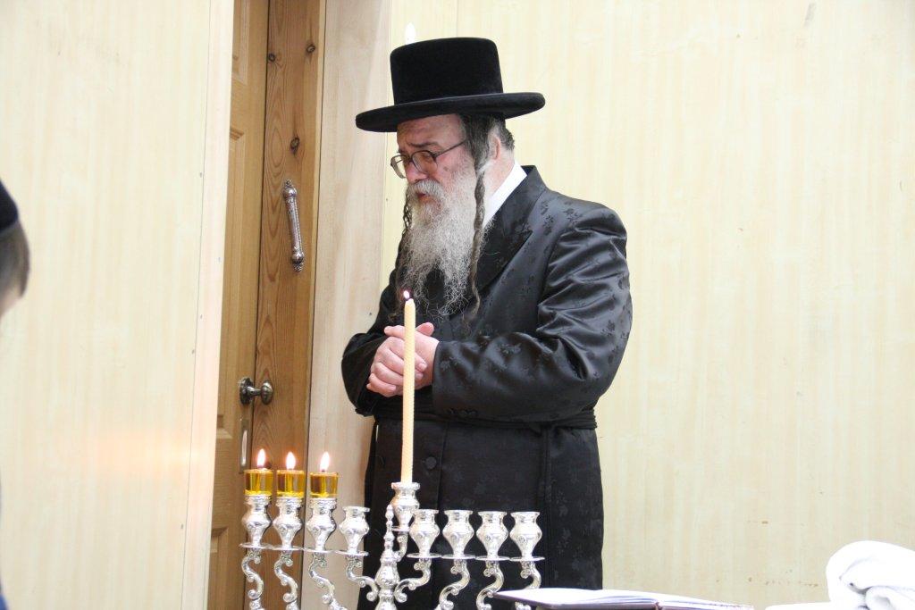 צפו בגלריה: אדמו"רים מדליקים נר חנוכה