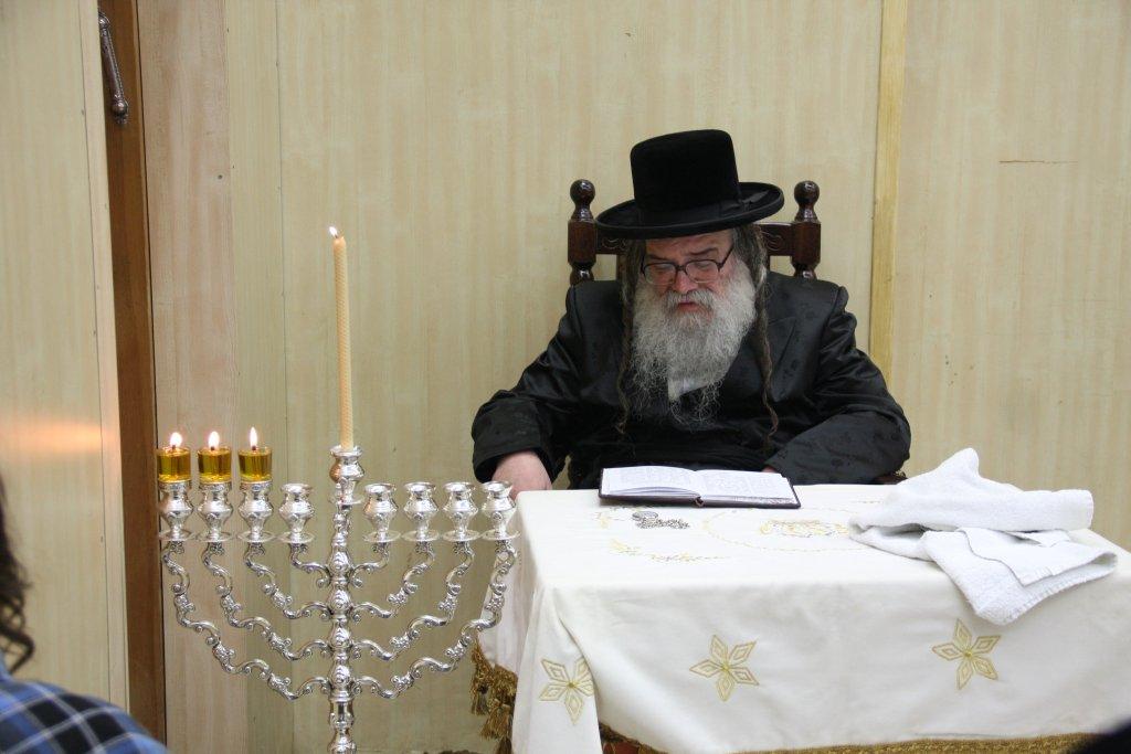 צפו בגלריה: אדמו"רים מדליקים נר חנוכה