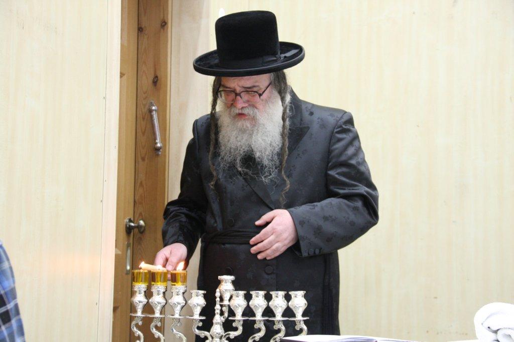 צפו בגלריה: אדמו"רים מדליקים נר חנוכה