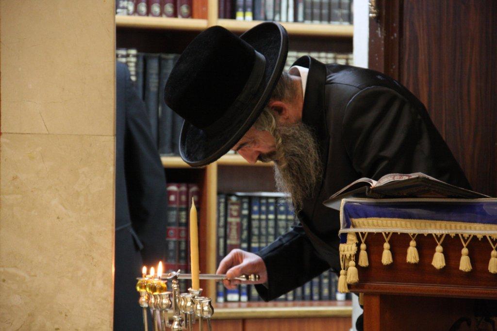 צפו בגלריה: אדמו"רים מדליקים נר חנוכה