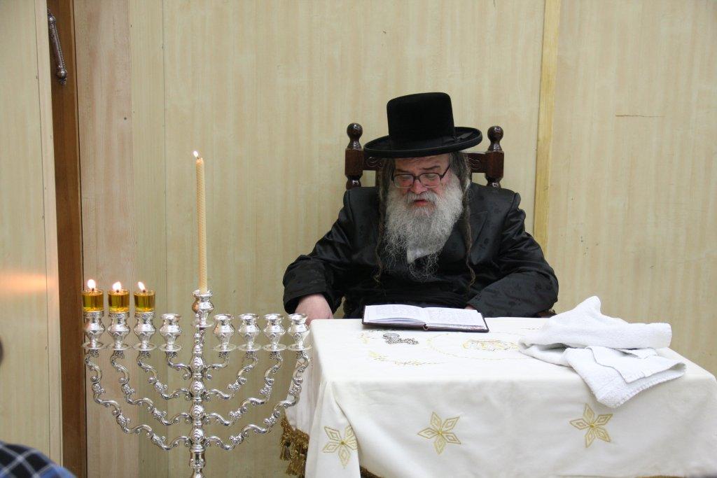 צפו בגלריה: אדמו"רים מדליקים נר חנוכה