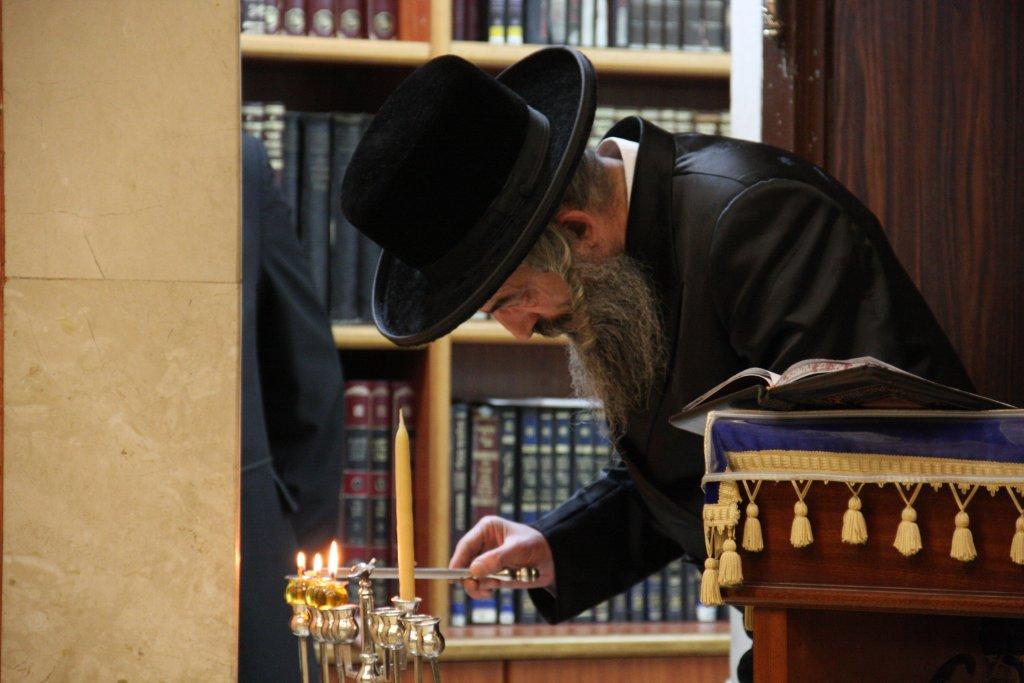 צפו בגלריה: אדמו"רים מדליקים נר חנוכה