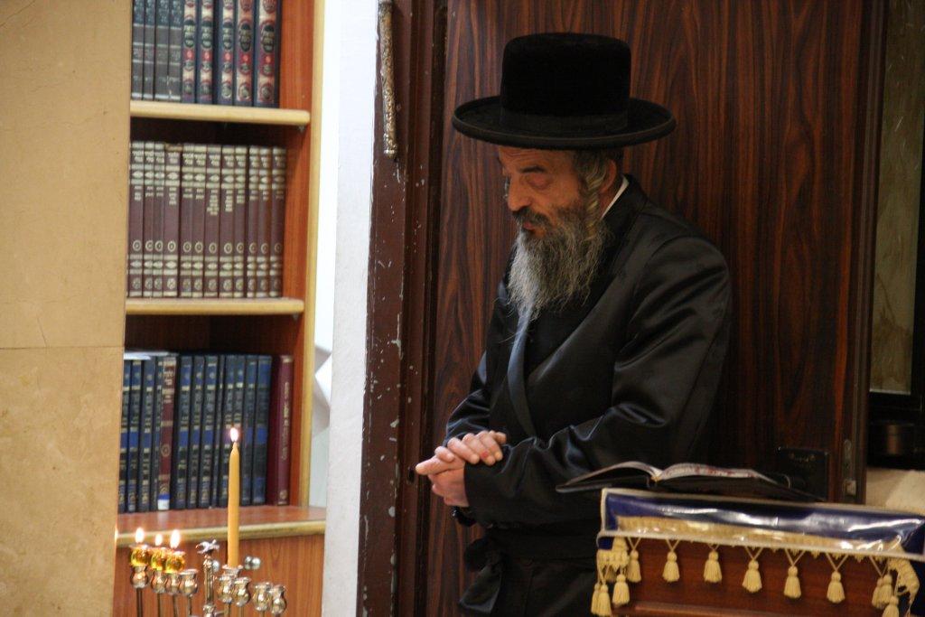 צפו בגלריה: אדמו"רים מדליקים נר חנוכה