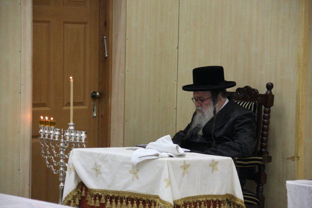 צפו בגלריה: אדמו"רים מדליקים נר חנוכה