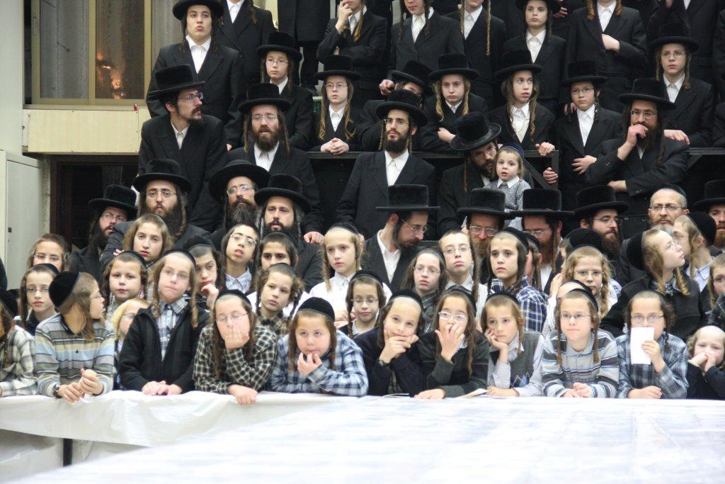 צפו בגלריה: אדמו"רים מדליקים נר חנוכה